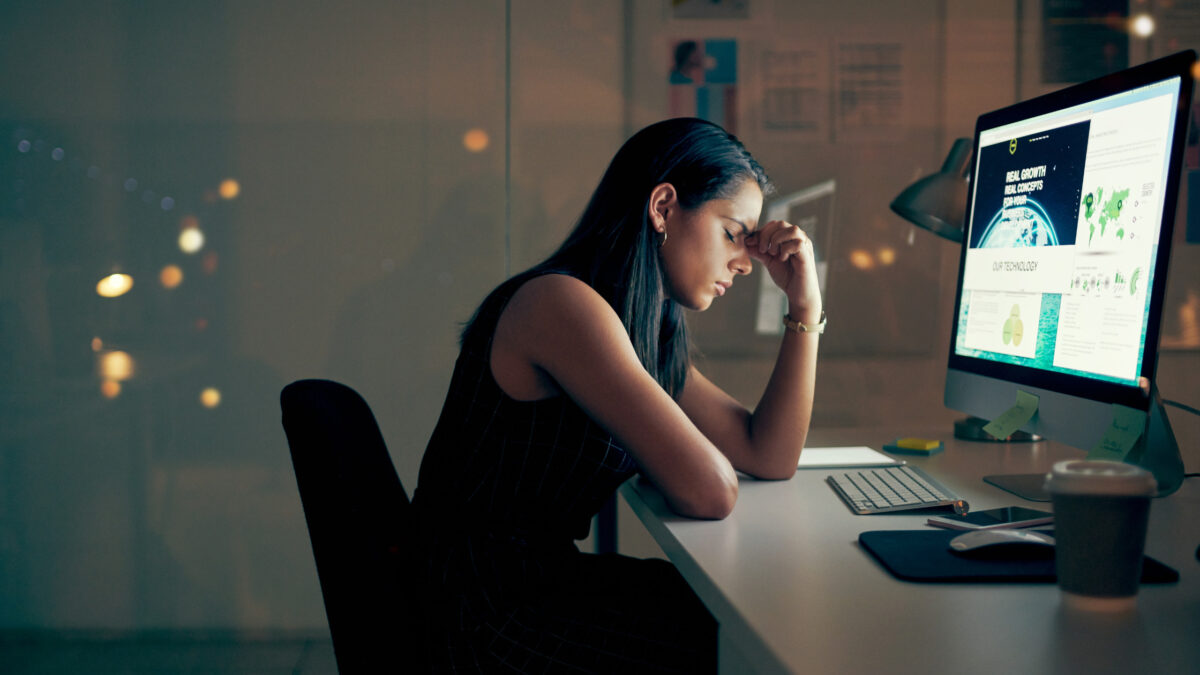 une femme devant son écran subit un burn-out émotionnel