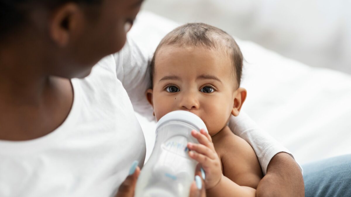 maman avec bébé qui perd du poids boit un biberon